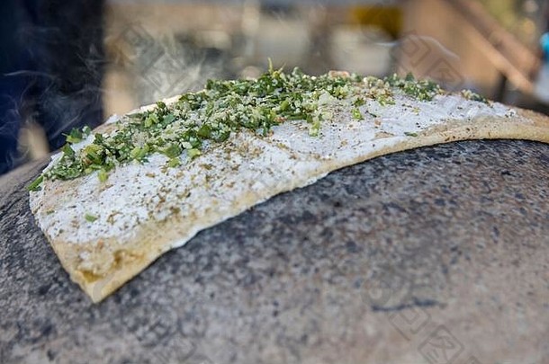 传统的德鲁兹皮塔面包，在金属烤箱或塔瓦烤制，配拉班奶酪、中德特伦酸奶和绿色塔布勒沙拉