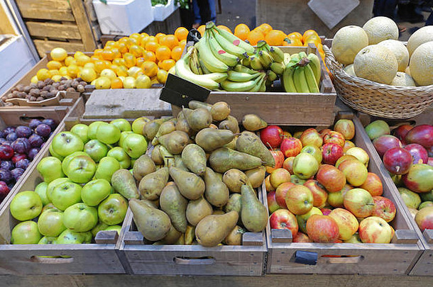 农贸市场摊位的新鲜水果
