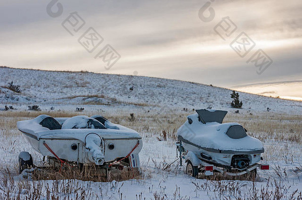 冬季收集积雪的小船和摩托艇