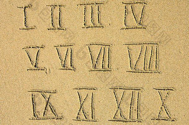 写在沙滩上的罗马数字。（从1日至12日）