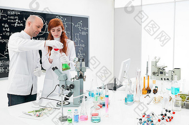 普遍观点老师进行实验室实验学生实验室表格实验室工具色彩斑斓的液体