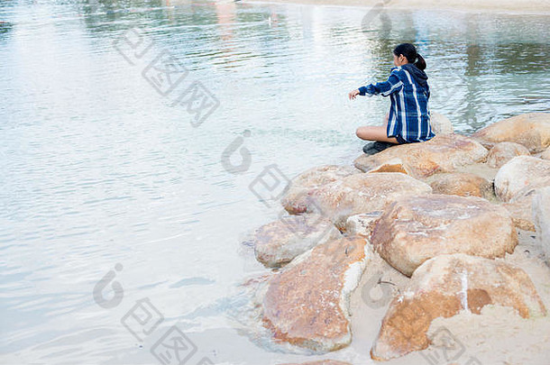 一名泰国女孩在澳大利亚布里斯班摆姿势拍照。布里斯班是澳大利亚的旅游目的地之一。