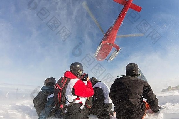冬季，<strong>滑雪</strong>者从直升机上降落，在雪山上搭便车。