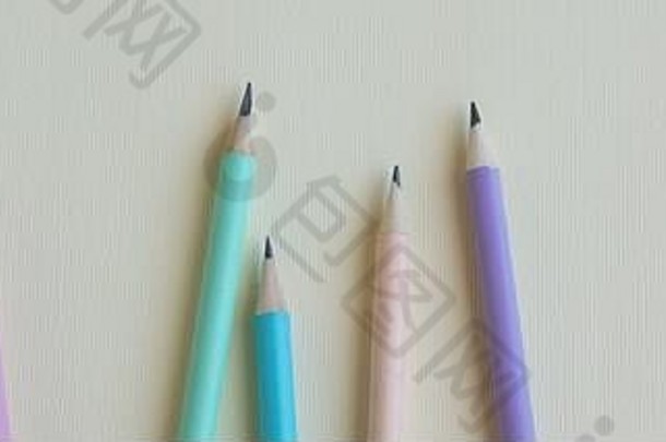 空纸上的彩色铅笔