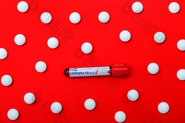 病毒冠状病毒血液检测，药片上的红色空间背景为横幅
