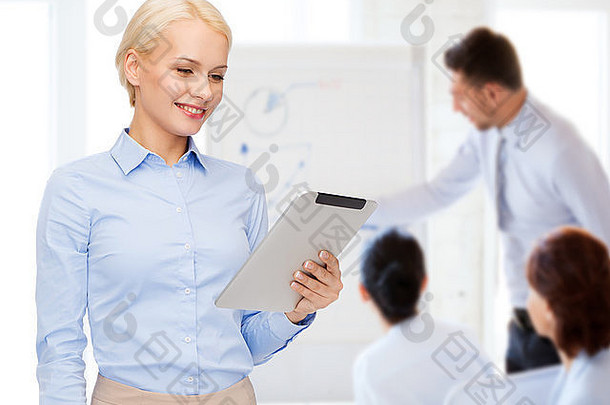 微笑的女人看着平板电脑