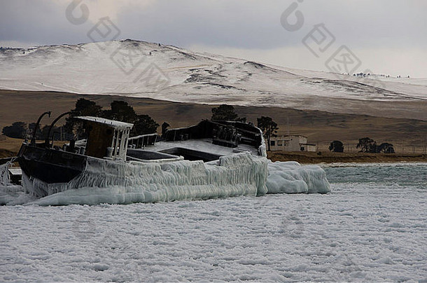 冰船-俄罗斯西伯利亚的奥尔孔岛。贝加尔<strong>湖</strong>已经开始结冰。