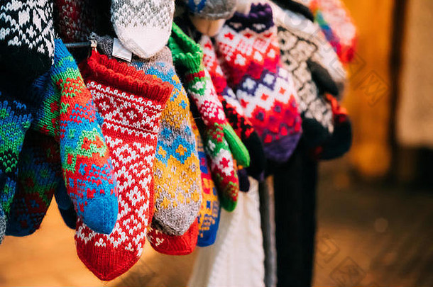 各种色彩鲜艳的针织传统欧洲<strong>保暖</strong>服装-<strong>冬季</strong>圣诞市场的手套。欧洲圣诞<strong>冬季</strong>纪念品