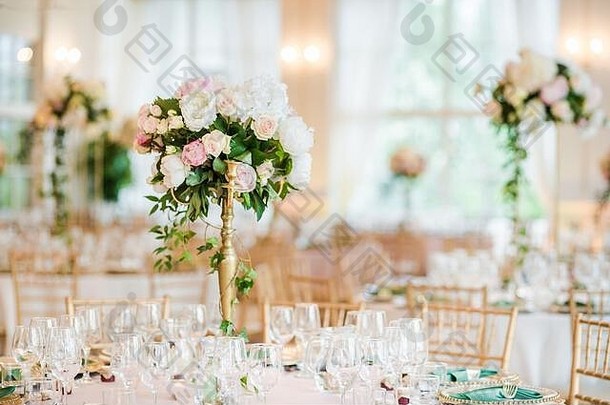 豪华婚宴桌装饰。设置特殊事件表。鲜花装饰。
