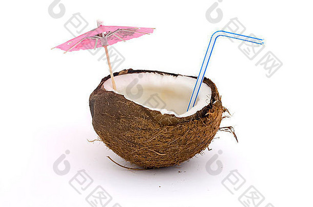 打开椰子，用稻草和雨伞覆盖白色