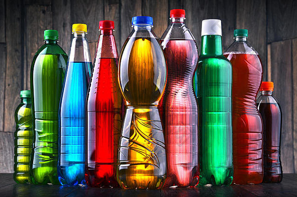 塑料瓶各种各样的碳酸软饮料各种颜色