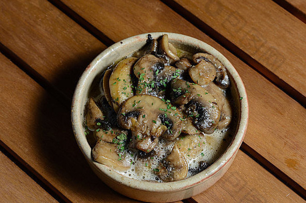 阿吉洛。在橄榄油和白葡萄酒中烹制的蘑菇，用大蒜、辣椒和欧芹调味。