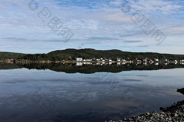 清晨，纽芬兰拉布拉多州伊斯特波特，眺望港口对面海岸线上的房屋和建筑物，平静的海水映入眼帘。