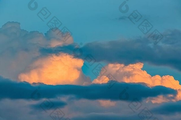 从位于美国新墨西哥州奇瓦瓦沙漠银城和德明之间的岩石城州立公园观看落日照亮的云彩