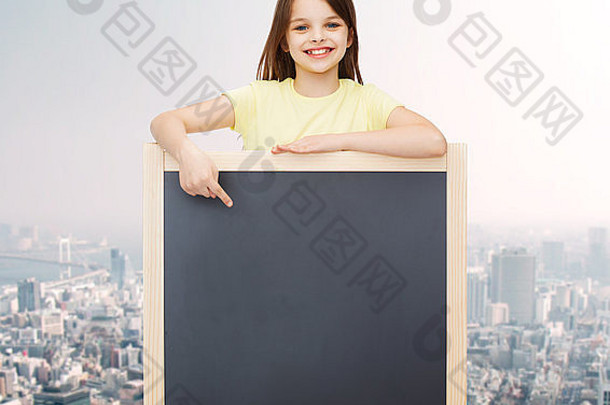 快乐的小女孩用手指着黑板