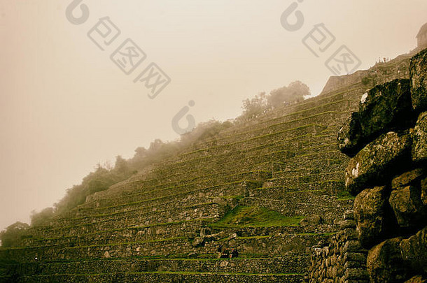 美丽的印加农业石阶墙纸照片，有雾。印加小径。秘鲁。没有人。