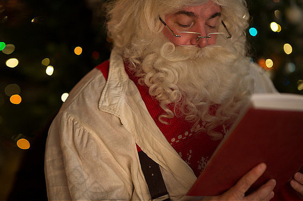 圣诞老人在家看书