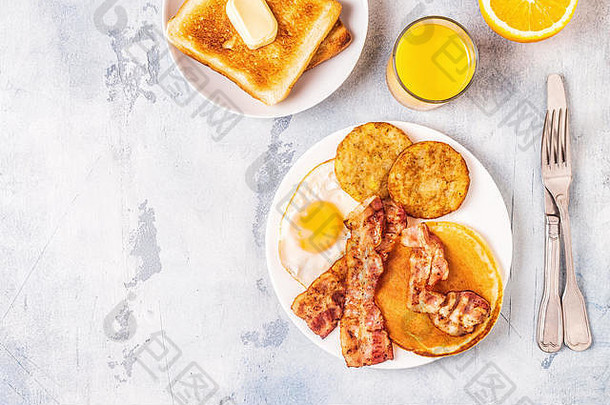 健康的完整的美国早餐鸡蛋培根煎饼马铃薯饼前视图