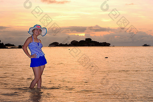 旅游女孩蓝色的条纹泳衣构成幸福海滩美丽的景观天空海