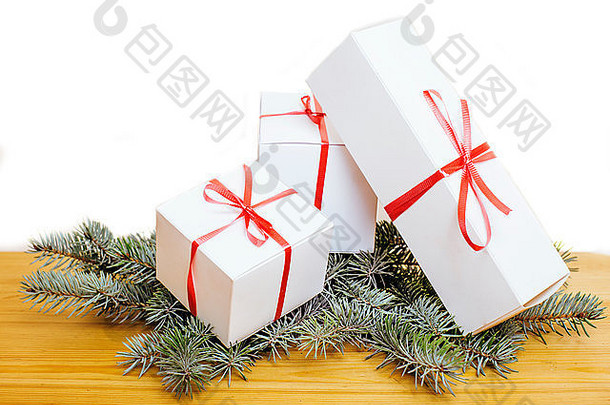 补丁白色礼物盒子红色的丝带圣诞节来临礼物等待树木