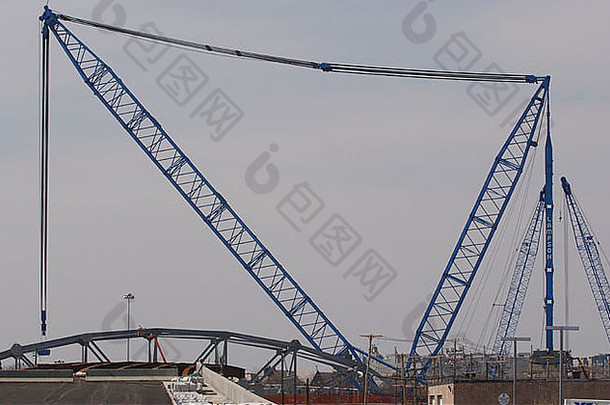 使用大型起重机将桥梁吊装到位