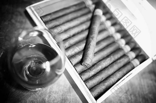 木制小桌上一大盒古巴雪茄的复古风格照片