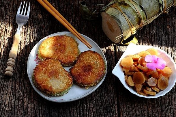 春节假期越南传统食物特写镜头，早餐在木制背景的盘子上放上美味的油炸糯米饼