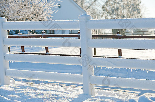 白色塑料栅栏冬天季节