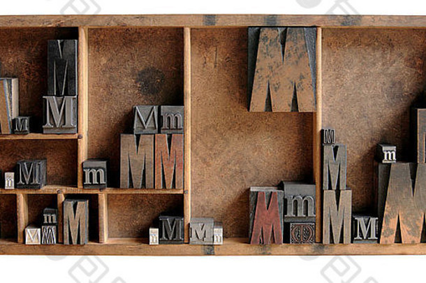 大写字母M和小写字母M以及不同的字体，包括衬线和圣衬线，都在一个木箱中