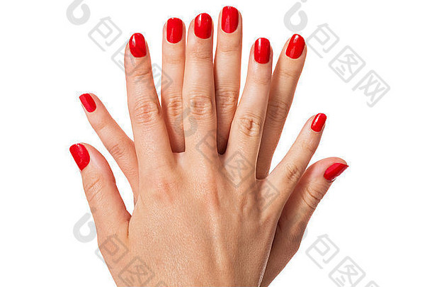 美丽的修剪过的红色指甲优雅地交叉双手，在白色背景上以时尚、魅力和美丽的理念向观众展示