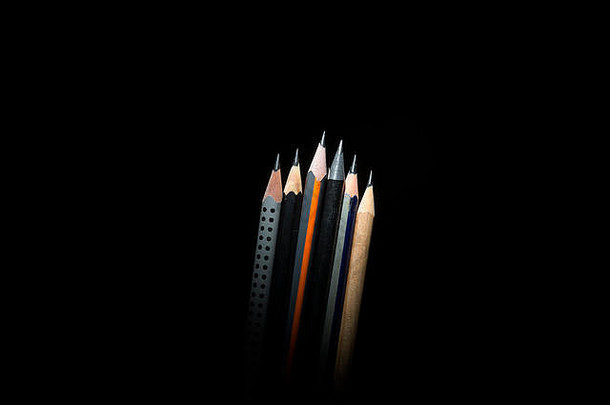 集黑色的铅笔孤立的黑色的背景