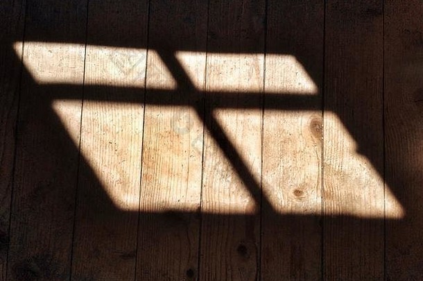 木地板上横窗的阴影