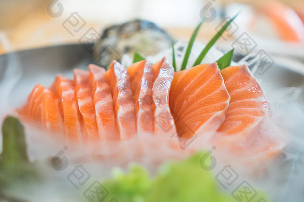 日本生大马哈鱼片大马哈鱼生鱼片日本风格新鲜的服务冰日本餐厅