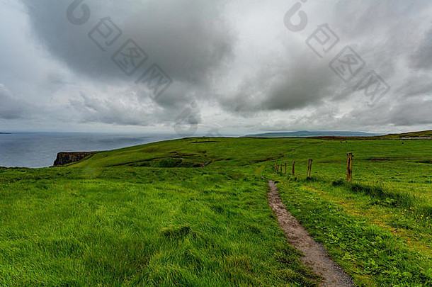 农村小道爱尔兰字段doolin悬崖Moher壮观的沿海路线走野生大西洋春天一天