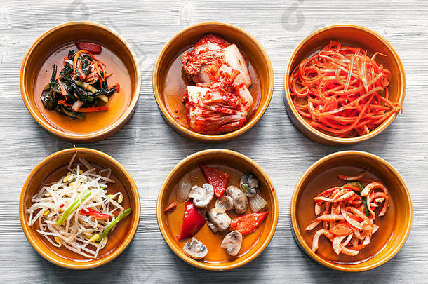 朝鲜文厨房前视图开胃菜banchan班禅陶瓷碗灰色的表格
