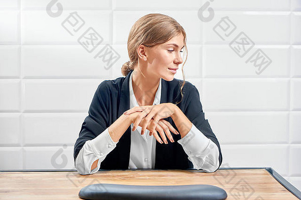 前面视图优雅的女人坐着表格美沙龙一边显示修指甲白色背景美丽的夫人享受专业工作指甲修饰师