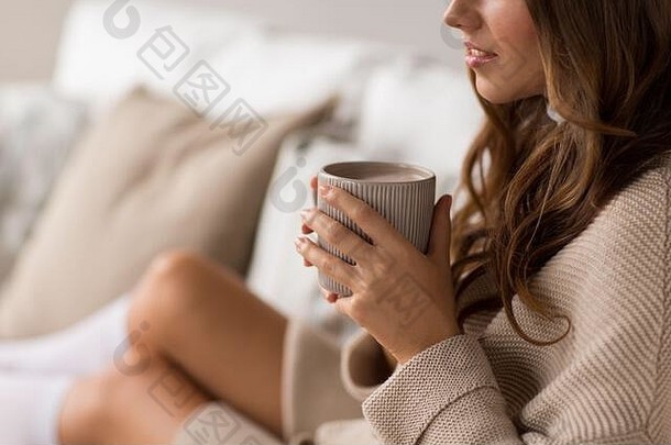 在家喝咖啡的快乐女人的特写镜头