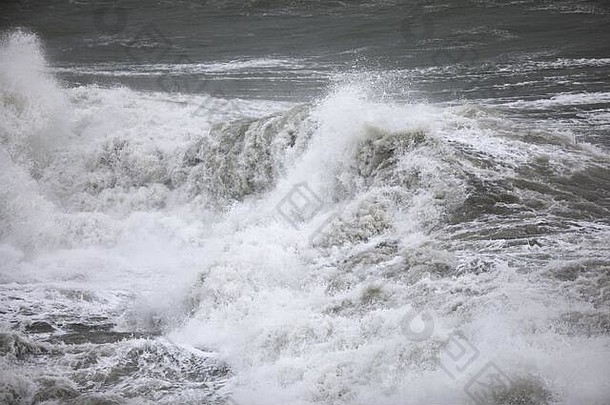 爱尔兰科克郡发生巨浪