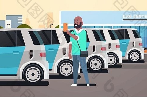 男人。选择车辆车中心停车移动应用程序汽车共享概念非洲美国的家伙持有智能手机在线汽车租金