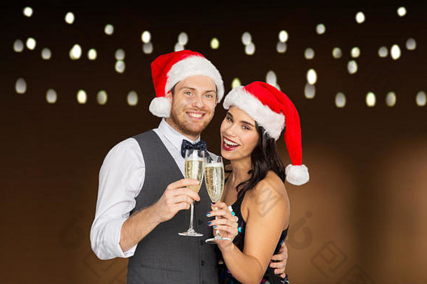 圣诞派对上一对戴香槟酒杯的情侣