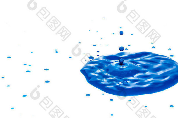 三滴蓝色颜料的特写镜头，就在撞击到蓝色颜料的水坑之前。