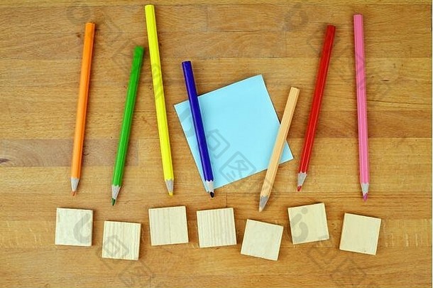创意理念，桌上有彩色铅笔纸布告和木块