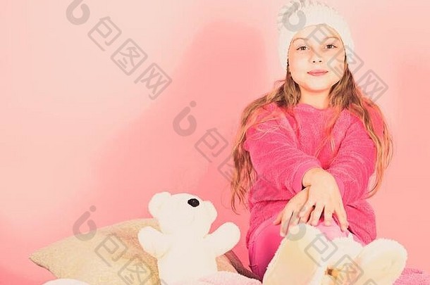 独特的填充动物附件。泰迪熊改善心理健康。孩子可爱的女孩玩软玩具泰迪熊粉红色背景。小女孩顽皮地抱着泰迪熊毛绒玩具。