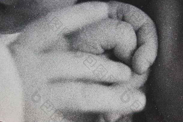 20世纪70年代婴儿小手的黑白复古摄影精品