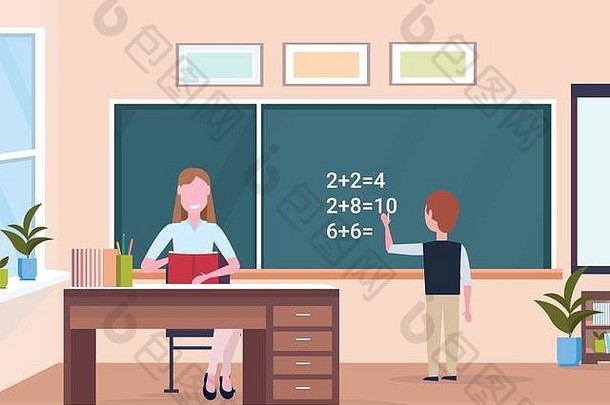女教师坐在课桌旁男学生上课时在黑板上解决数学问题教育理念现代学校教室内部满
