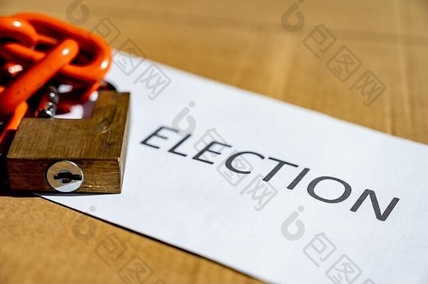 信封上的锁和链条，用于邮寄<strong>投票</strong>，用于选举安全。