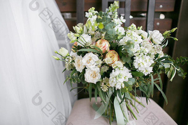 新娘花束新娘的美丽的白色花绿色植物装饰丝绸丝带谎言古董木椅子