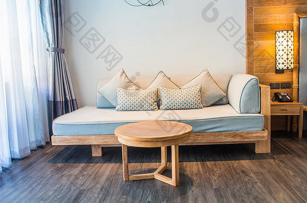 带沙发的白色时尚简约客房。镶木地板室内设计