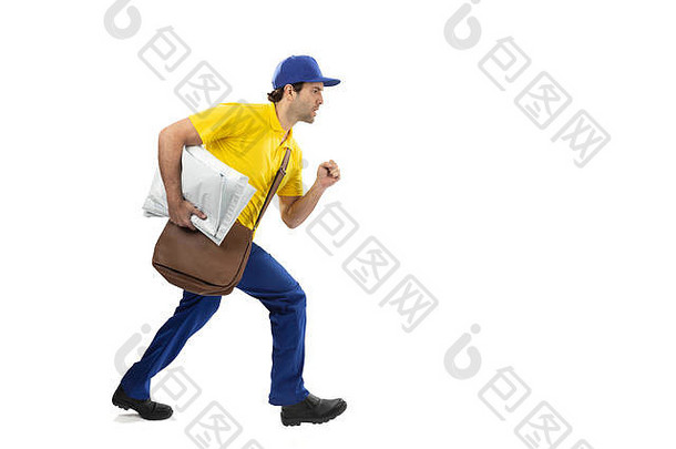 巴西邮递员拿着白色背景的包裹跑步。空间。