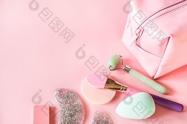 粉色<strong>化妆包</strong>和美容产品。